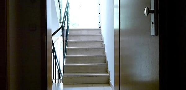 Im Treppenhaus sich selbst Befriedigt !